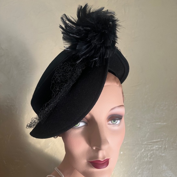 UNIQUE 1940s BLACK FELT HAT WITH BLACK FEATHER  TRIM main image 2